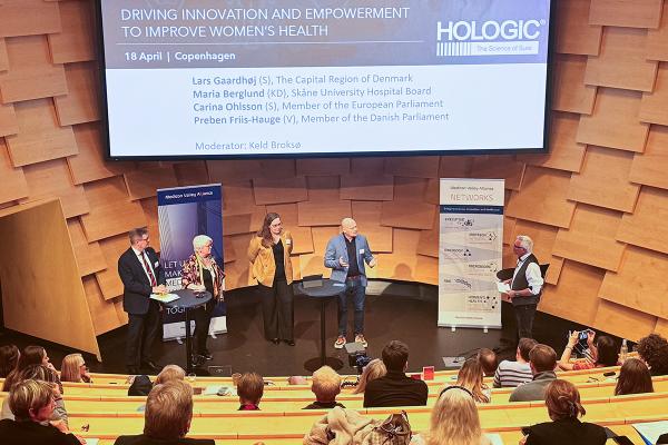 Paneldiskussion med nogle af Øresundsregionens mest indflydelsesrige sundhedsplejepolitikere, Preben Friis-Hauge, Carina Ohlsson, Maria Berglund, og Lars Gaardhøj.