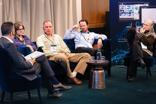 Paneldebat med sundhedseksperter, der taler om digital patologi og AI.