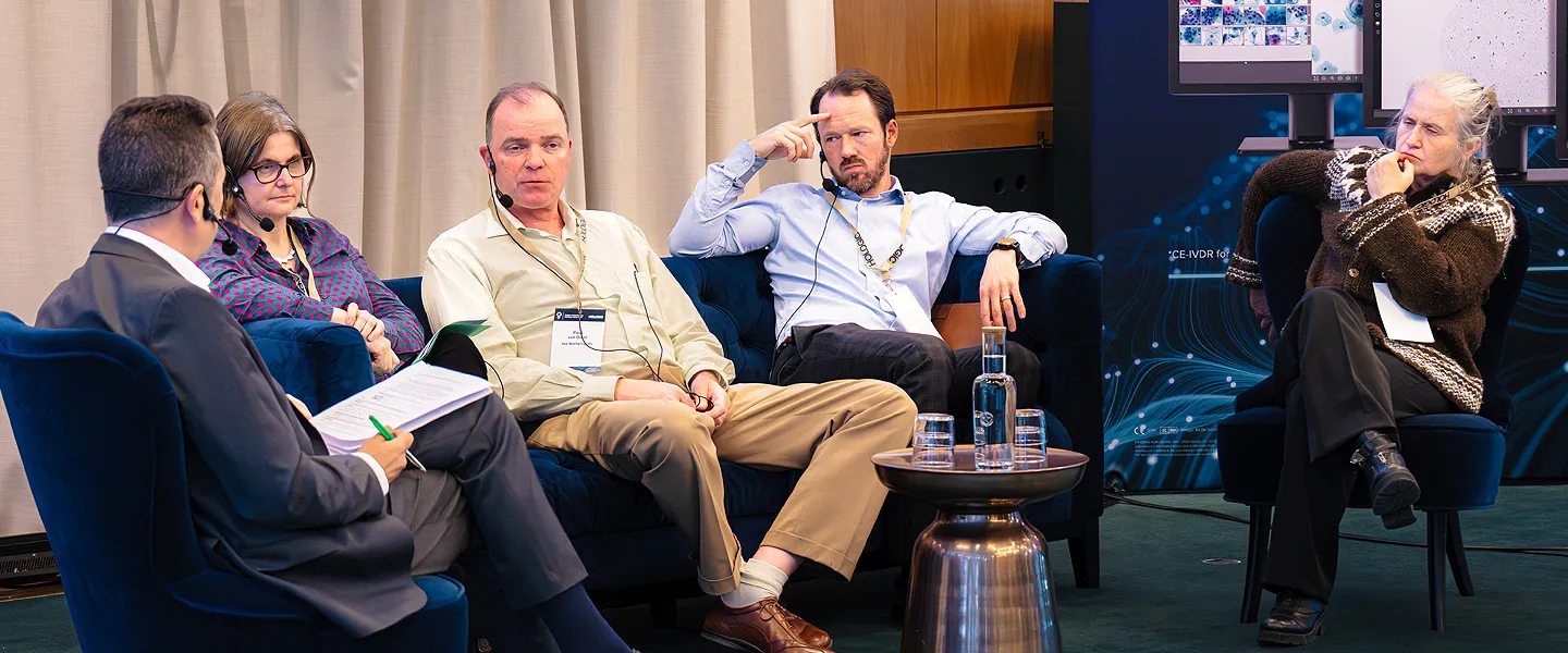 Paneldebat med sundhedseksperter, der taler om digital patologi og AI.