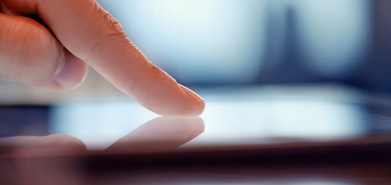 Nærbillede af en finger, der rører ved en digital skærm