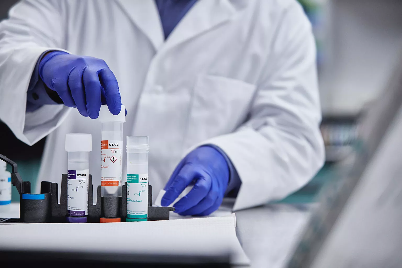 Bioanalytiker løfter rør på et laboratorium.