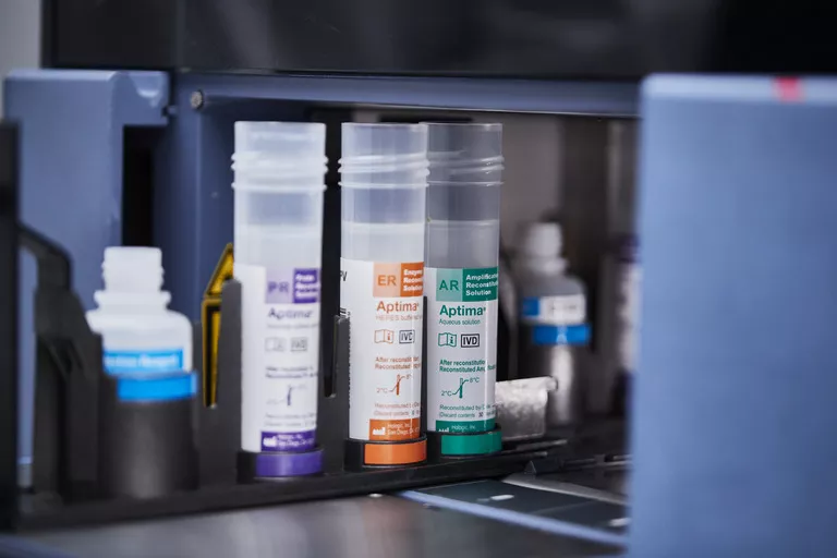 Prøvematerialer i testudstyr på et laboratorium