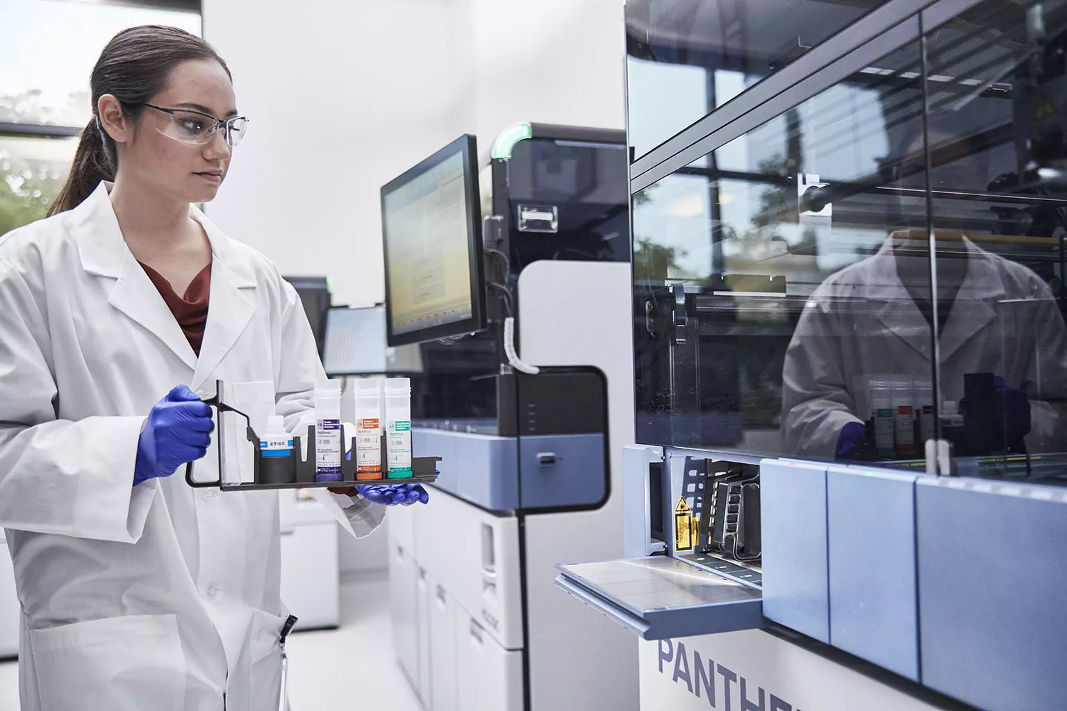 Bioanalytiker arbejder med et Panther system på et laboratorium.
