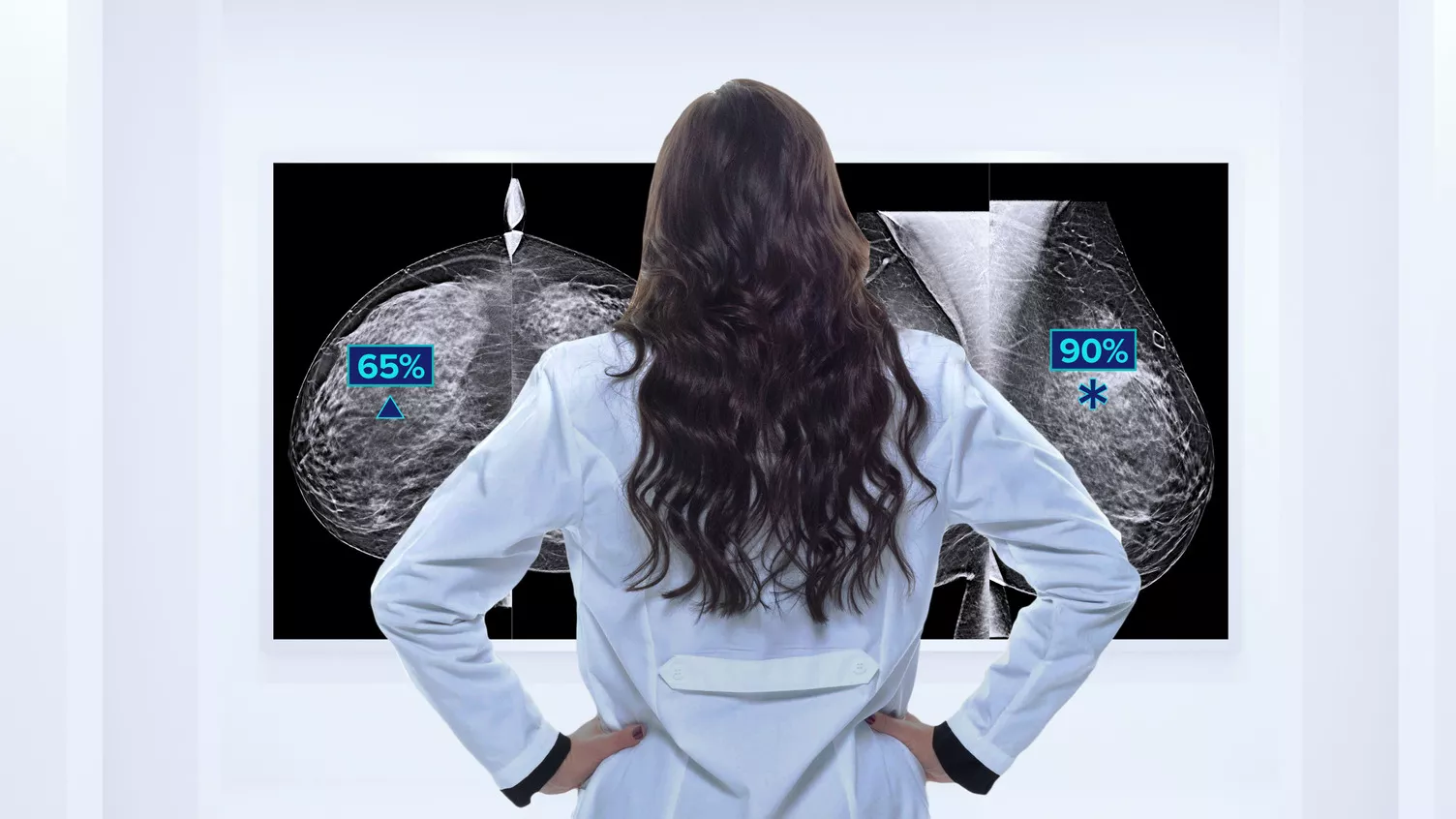 Læge gennemgår røntgenbilleder