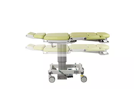 Behandlingsstol i flad position på hvid baggrund