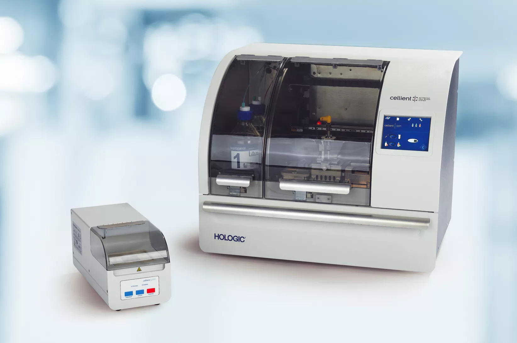 Medicinsk udstyr på et bord på et laboratorium.