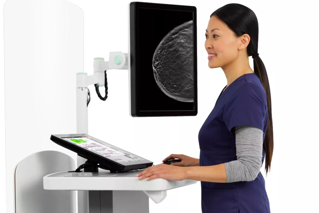 Læge bruger medicinsk tablet og monitor