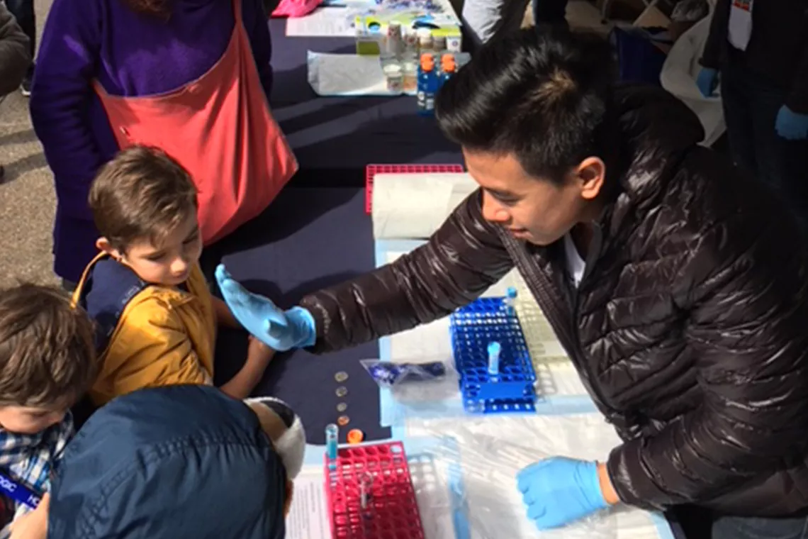 En eventmedarbejder giver børnene high fives for sjov