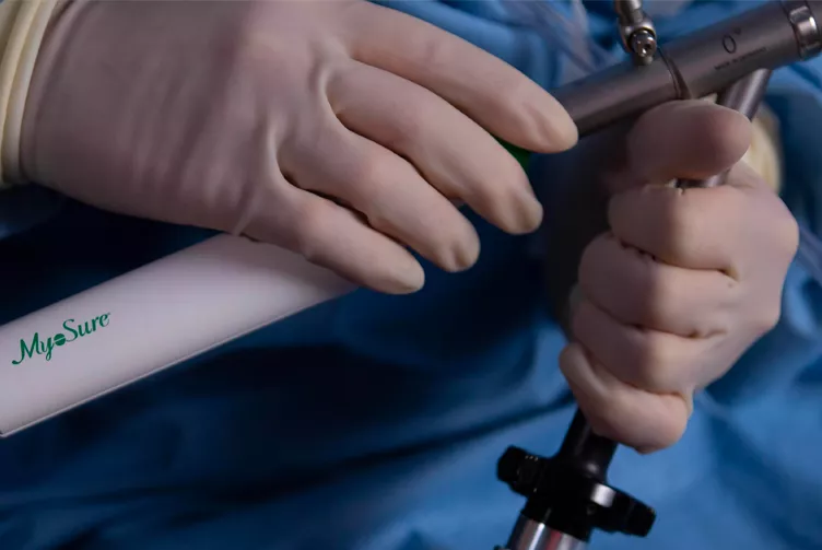 Sundhedsmedarbejder, der holder et MyoSure® produkt