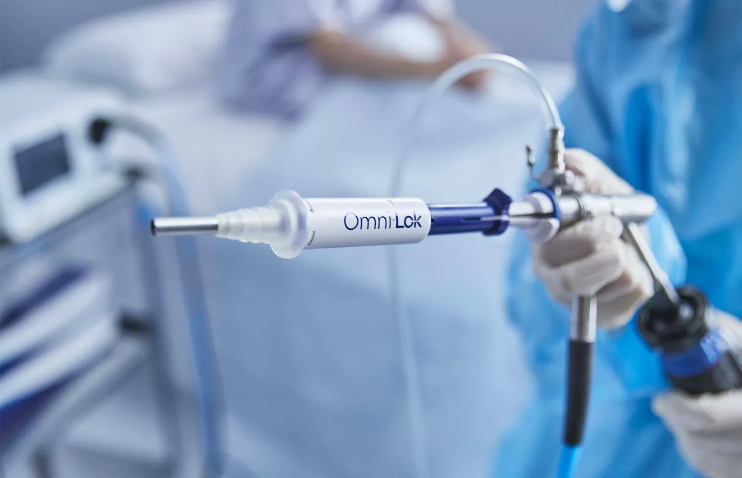 Medicinsk medarbejder, der holder Omni Lok